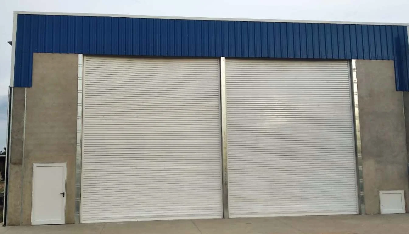 Cortina metálica de gran porte en una nave industrial