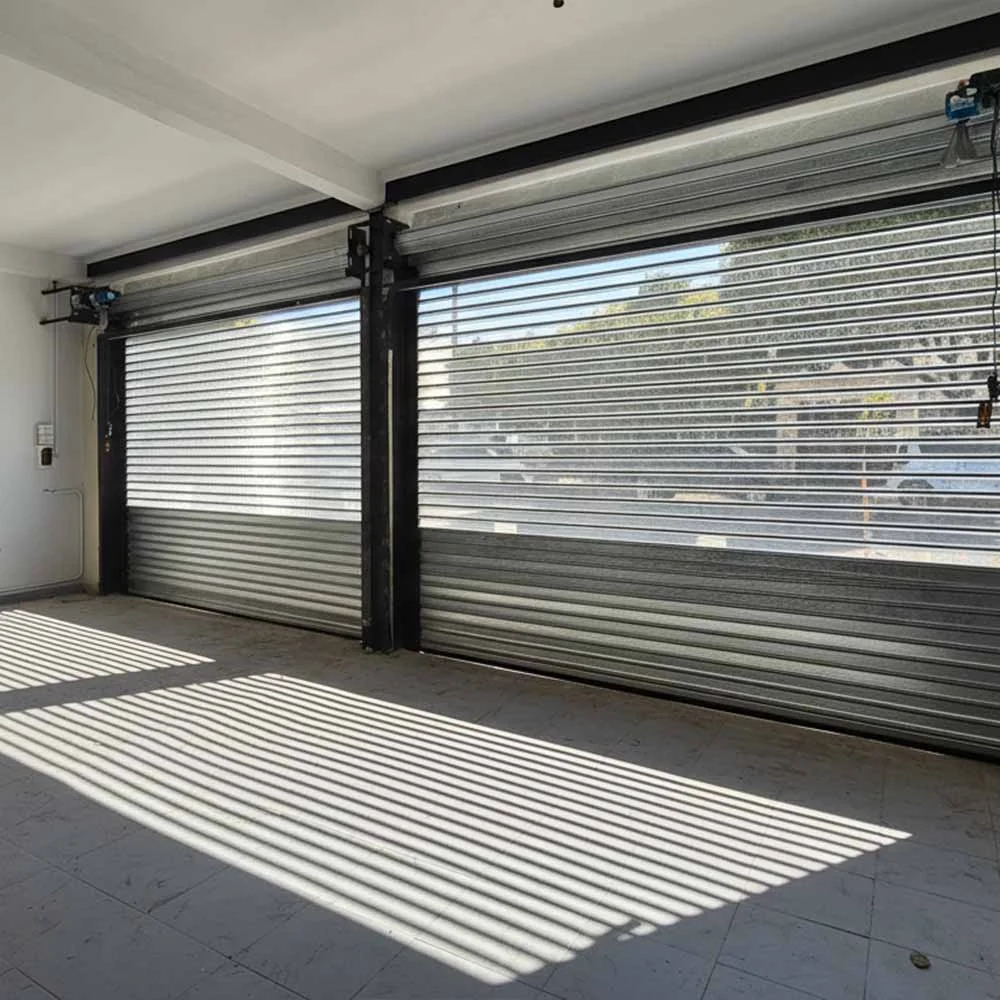 Cortinas metálicas microperforadas cerradas, con la luz del sol atravesando las perforaciones